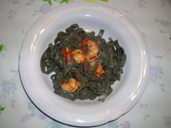 Tagliatelle al nero di seppia con fantasia di gamberi e pomodorini - Toscana in Cucina